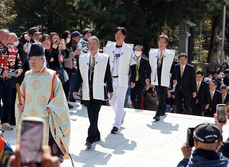 必勝祈願に向かう藤川監督ら（撮影・山口登）