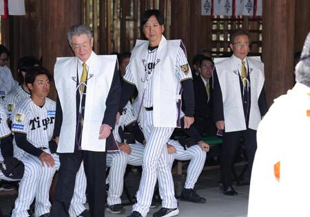 必勝祈願に臨む（左から）秦オーナー、藤川監督、粟井球団社長（撮影・坂部計介）