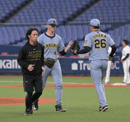 ４回、椎葉（右）と交代する先発のルーカス（撮影・金居みつよし）