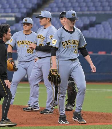 ４回、降板する先発のルーカス（撮影・金居みつよし）