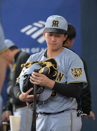 ８回裏で選手交代。ベンチに下がる立石（撮影・金居みつよし）