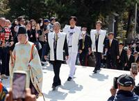 必勝祈願に向かう藤川監督ら（撮影・山口登）