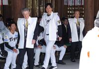 必勝祈願に臨む（左から）秦オーナー、藤川監督、粟井球団社長（撮影・坂部計介）