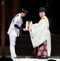 藤川監督（左）は広田神社・西井璋宮司からお札を受け取る（撮影・山口登）