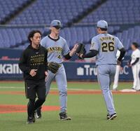 ４回、椎葉（右）と交代する先発のルーカス（撮影・金居みつよし）