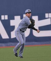 ６回、内藤のレフトフライをさばく立石（撮影・金居みつよし）