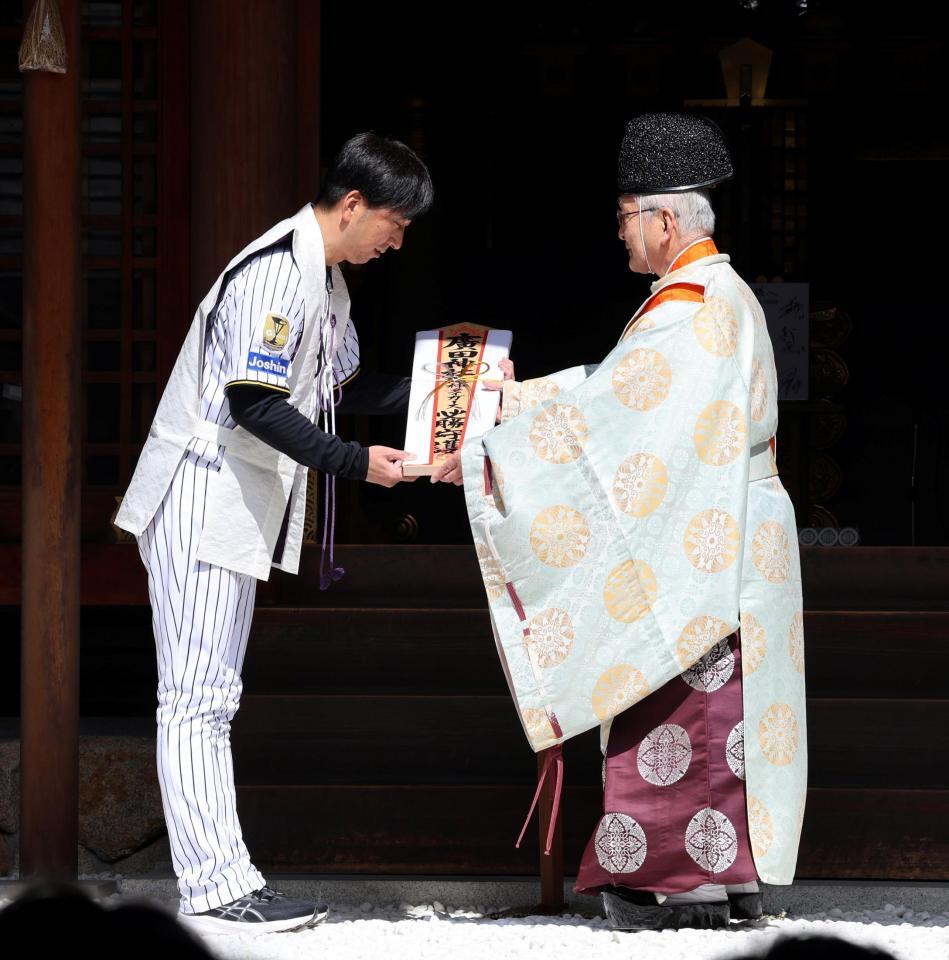 藤川監督（左）は広田神社・西井璋宮司からお札を受け取る（撮影・山口登）