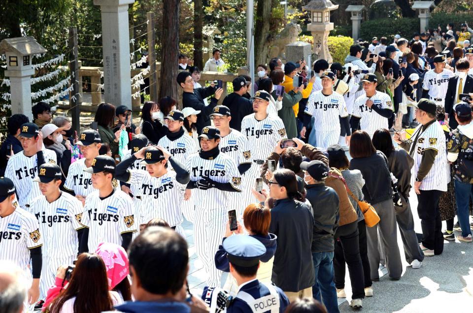 　必勝祈願に向かう佐藤輝（中央）ら阪神の選手たち