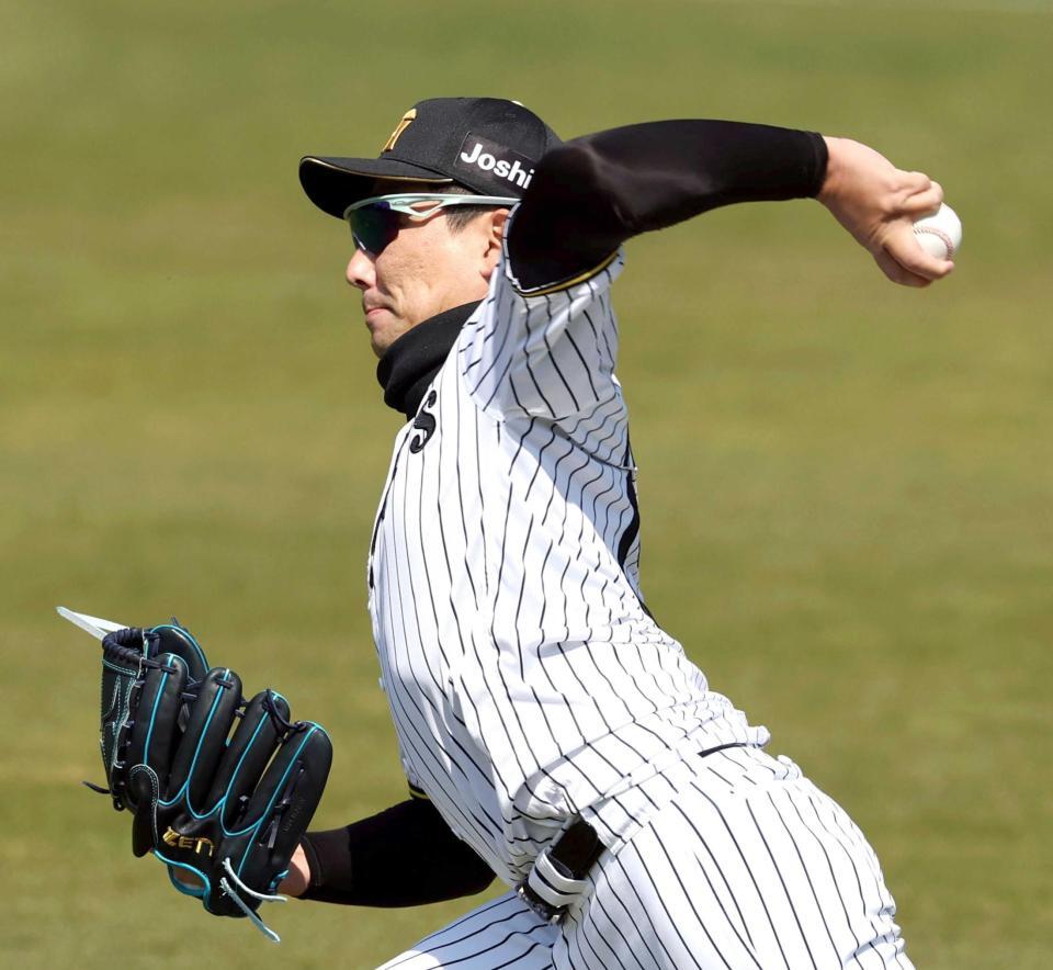 　キャッチボールする岩崎