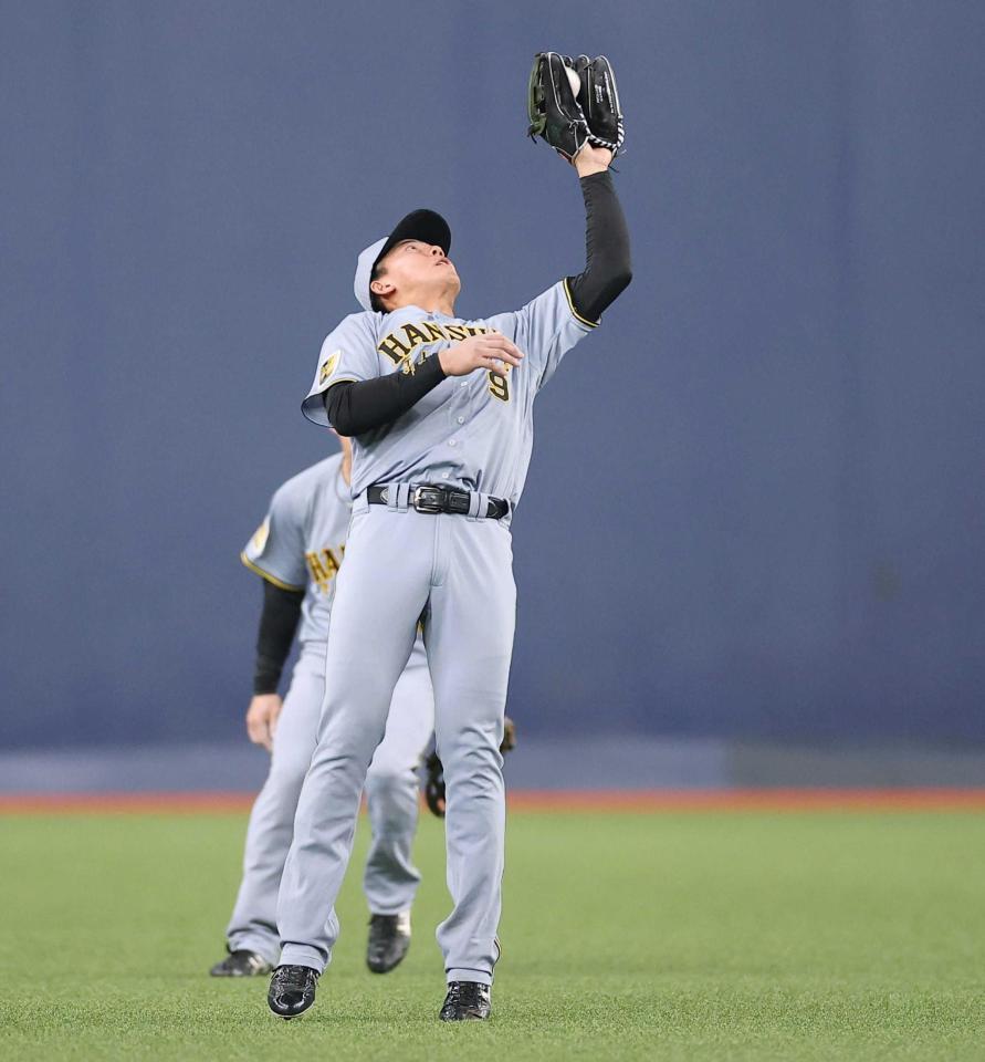 　３回、森友の飛球を捕る立石（撮影・西田忠信）