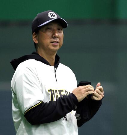 練習を見守る藤川監督（撮影・山口登）