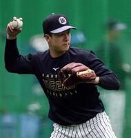 ノックを受ける小幡（撮影・山口登）