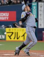 　８回、死球を受ける西純（撮影・金居みつよし）