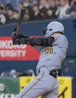 　１回、右前に適時打を放つ西純（撮影・金居みつよし）