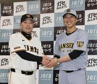 会見を終え、握手する藤川監督と阿部監督（撮影・田中太一）