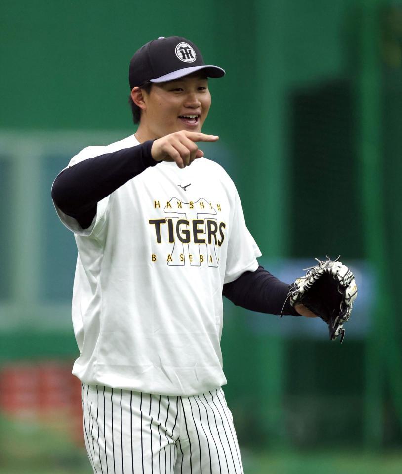 笑顔でノックを受ける森下（撮影・山口登）