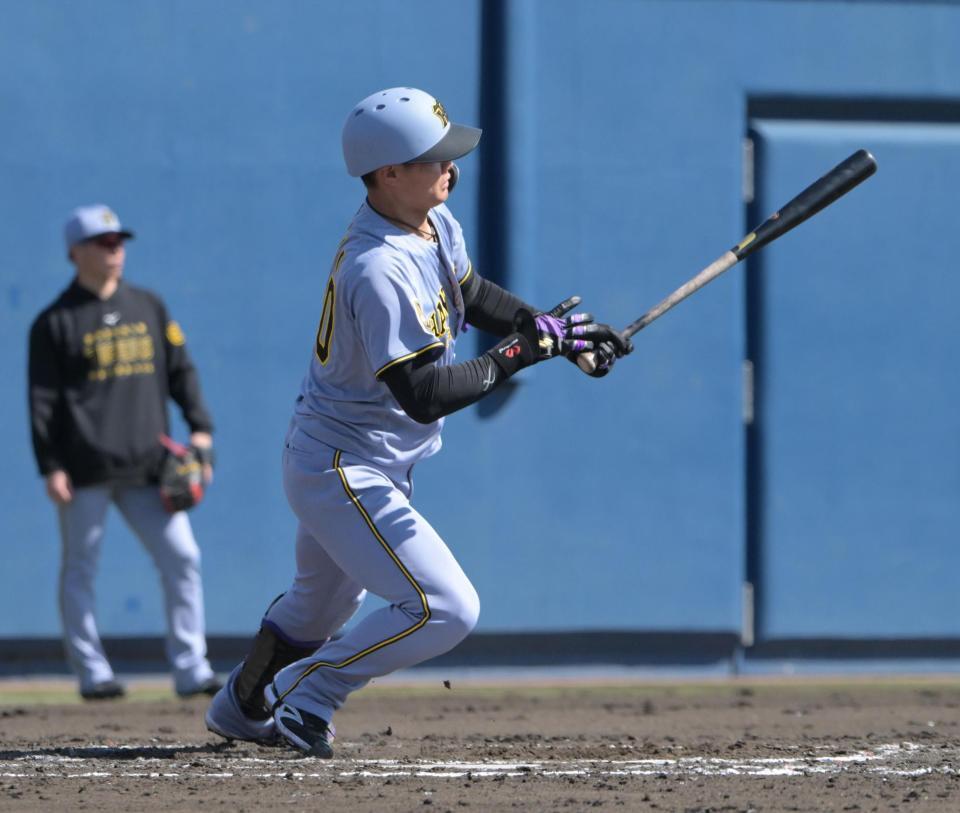 ５回、西純が左前に適時打を放つ（撮影・金居みつよし）