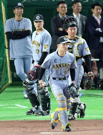 　藤川監督（左上）が見守る中、練習する（右から）嶋村、坂本、伏見