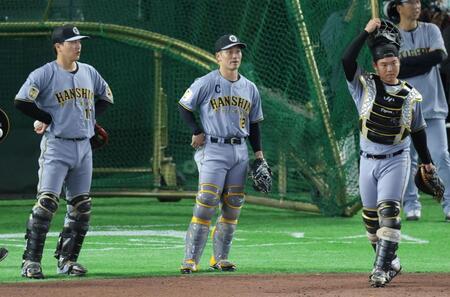 伏見（左）、嶋村（右）と練習に臨む坂本（撮影・西岡正）