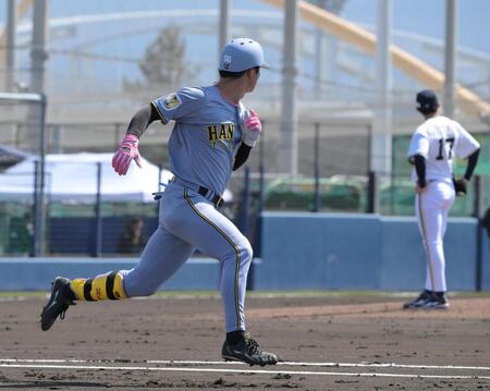 ２回、曽谷（右）から左翼に本塁打を放った百﨑（撮影・金居みつよし）