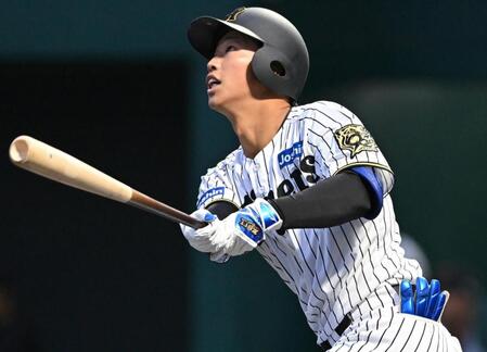 阪神・百崎が悶絶　自打球が左足首付近に直撃　自力で立ち上がれず　北川コーチに担がれ交代　２軍戦でアクシデント