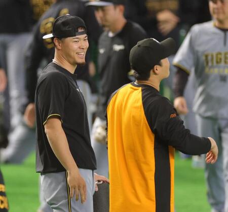 中山（右）と話す佐藤輝（撮影・西岡正）