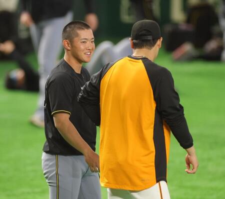 中山（右）と話す中川（撮影・西岡正）