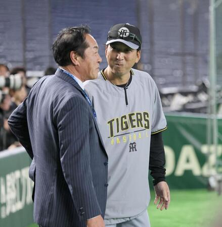 中西清起氏と話をする藤川監督（撮影・田中太一）