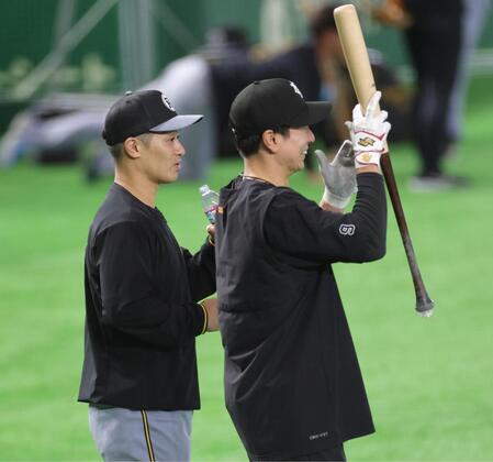 松本（右）と話す坂本（撮影・西岡正）