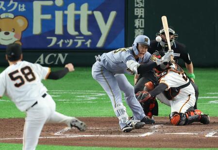 阪神・小幡の死球で藤川監督がベンチを飛び出す　七回に左膝付近を直撃　スタンドの虎党からは強烈な怒号とブーイングが響く