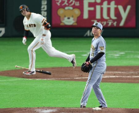 ４回、ダルベックに中越えソロを浴びる村上（撮影・金田祐二）