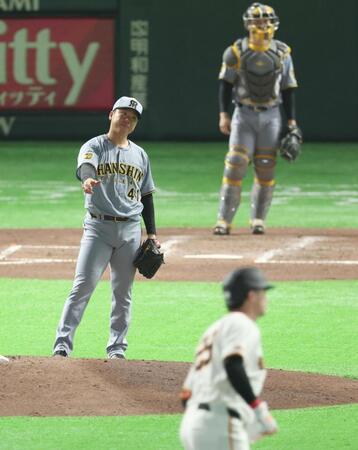 ４回、ダルベックに中越えソロを浴びる村上（撮影・金田祐二）