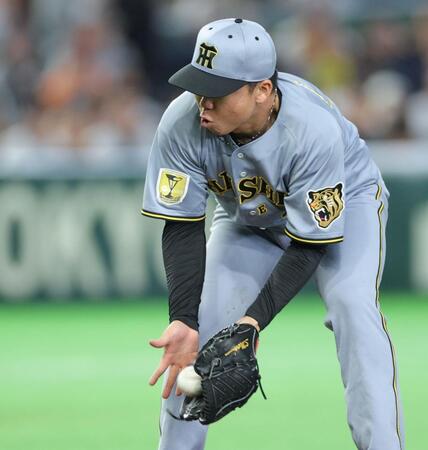 ２回、浦田を投手ゴロ併殺に打ち取る村上（撮影・西岡正）