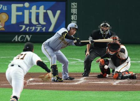 ３回、送りバントが併殺打になる村上（撮影・金田祐二）