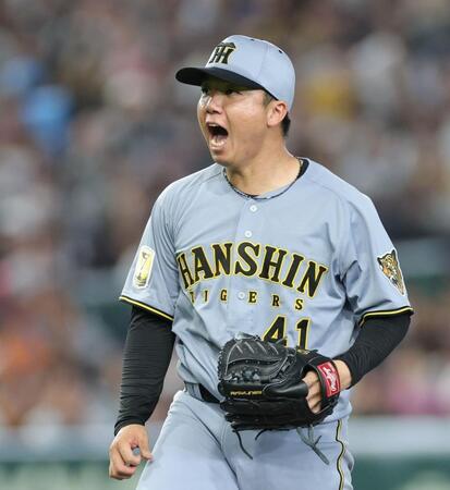 ７回、ダルベックを三振に仕留め、吠える村上（撮影・西岡正）