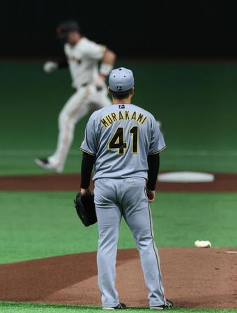 １回、キャベッジに先頭打者ソロを浴びた村上（撮影・佐々木彰尚）