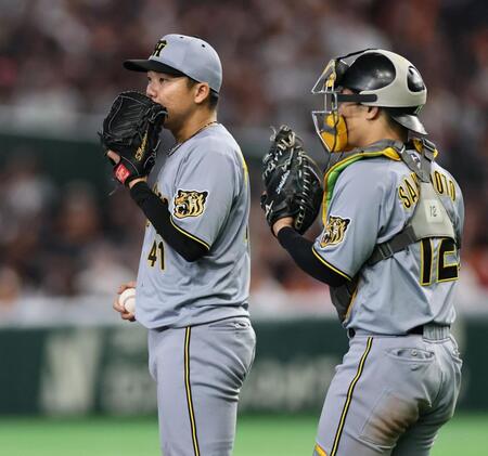 ６回、ピンチを迎えた村上に駆けよる坂本（撮影・田中太一）