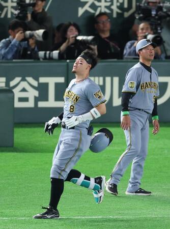 ６回、遊ゴロに倒れる佐藤輝（撮影・金田祐二）