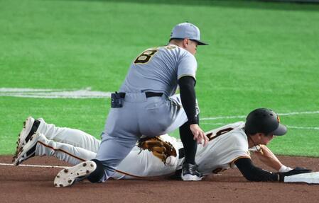 ６回、ダルベックの三振で飛び出した三走松本のけん制球がグラブから落とす佐藤輝（撮影・金田祐二）