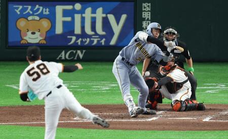 ７回、死球を受ける小幡（撮影・金田祐二）