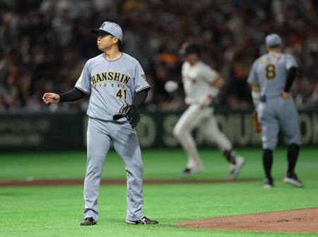 １回、キャベッジに先制弾を浴びる村上（左）＝撮影・西岡正