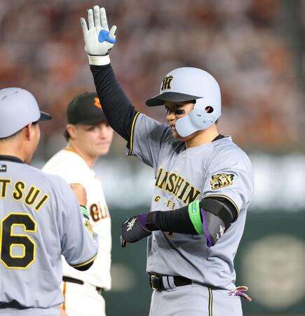 ９回、３安打目を放ち、ポーズを決める森下（撮影・西岡正）