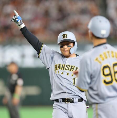 ４回阪神無死一塁、左翼線に安打を放ち、指を上げる阪神・森下翔太＝東京ドーム（撮影・西岡正）