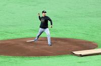 　マウンドの感触を確かめる村上（撮影・田中太一）