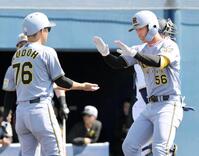 　２回、ソロ本塁打を放ち生還する百崎