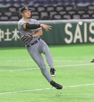 守備練習に励む佐藤輝（撮影・佐々木彰尚）