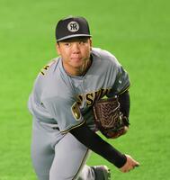 開幕戦の登板に向け、調整する村上（撮影・西岡正）