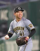 投内連係で汗を流した村上（撮影・佐々木彰尚）