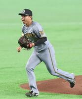 投内連係をする村上（撮影・佐々木彰尚）