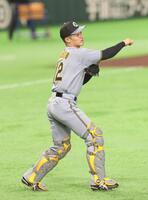 守備練習をする坂本（撮影・佐々木彰尚）